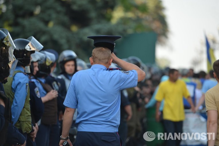 Милиционер во время протестов под Радой
