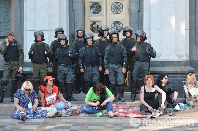 Протестующие и милиционеры у Верховной Рады