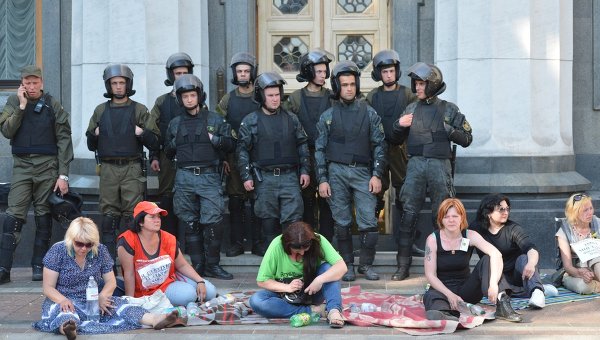Протестующие и милиционеры у Верховной Рады