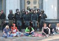 Протестующие и милиционеры у Верховной Рады. Архивное фото