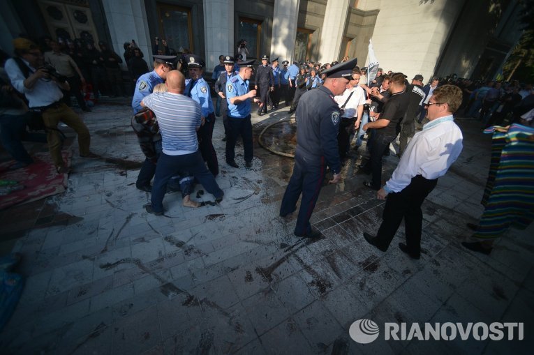 Столкновения милиционеров и протестующих у стен Верховной Рады