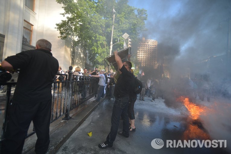 Протестующие на фоне горящих шин у стен Верховной Рады