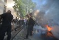 Протестующие на фоне горящих шин у стен Верховной Рады