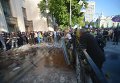 Сотрудники ГСЧС потушили горящие шины  стен Верховной Рады