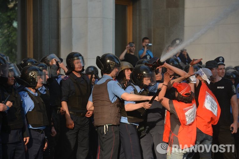 Тушение шин и протестующие у стен Верховной Рады