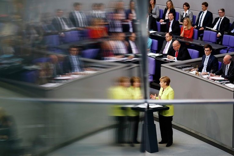 Канцлер ФРГ Ангела Меркель выступает в Бундестаге перед тем, как отправиться на саммит ЕС в Риге