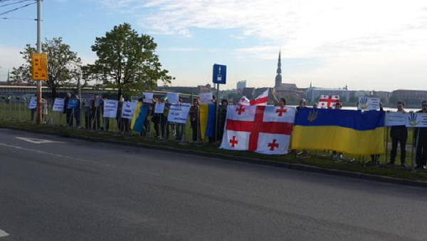 Активисты с флагами Украины и Грузии в Риге просят открыть рынок труда для друзей Европы