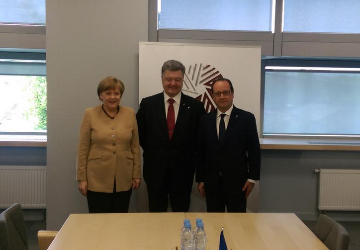 Ангела Меркель, Петр Порошенко и Франсуа Олланд на саммите в Риге