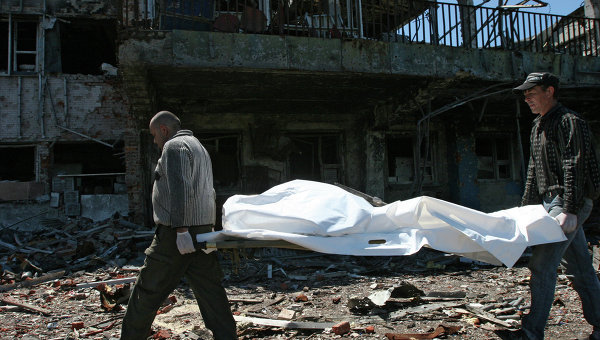 Извлечение тел погибших из-под завалов в аэропорту Донецка. Архивное фото
