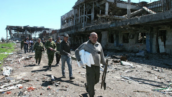 Извлечение тел погибших в Донбассе. Архивное фото