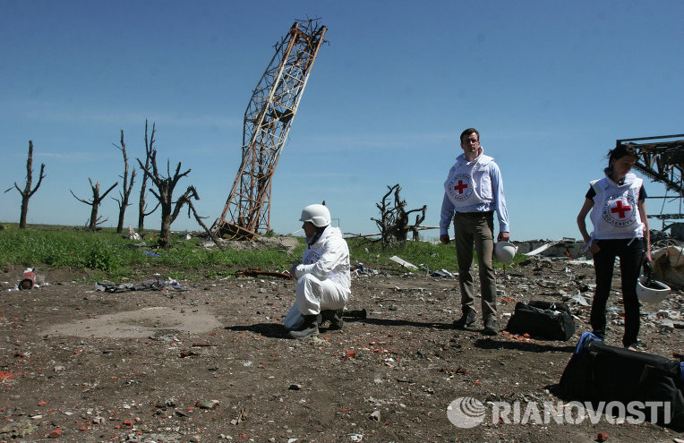 Извлечение тел погибших из-под завалов в аэропорту Донецка