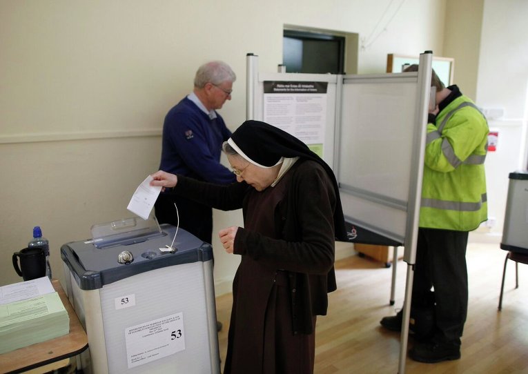 Монахиня ордена Кармелиток голосует на референдуме в Ирладнии