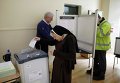 Монахиня ордена Кармелиток голосует на референдуме в Ирладнии