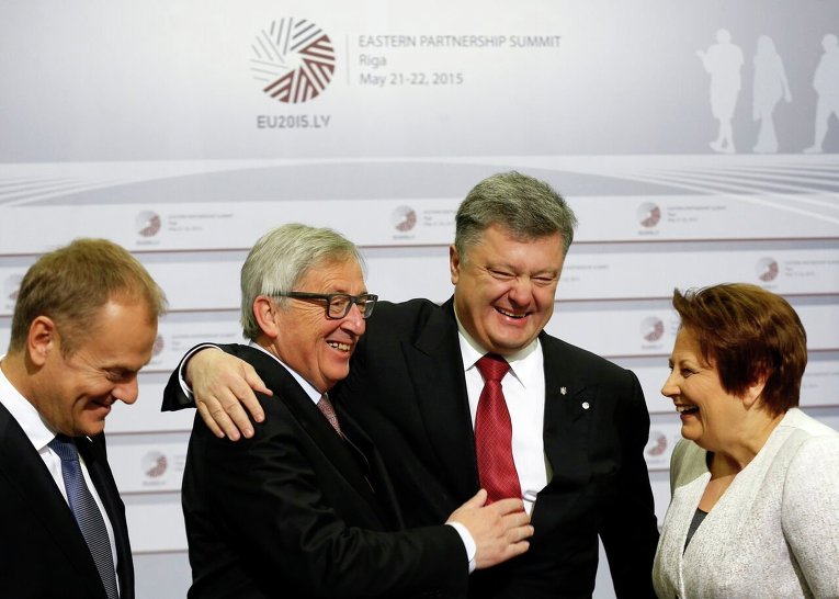 Жан-Клод Юнкер приветствует Петра Порошенко во время саммита ЕС в Риге