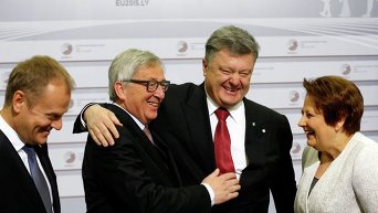 Жан-Клод Юнкер приветствует Петра Порошенко во время саммита ЕС в Риге
