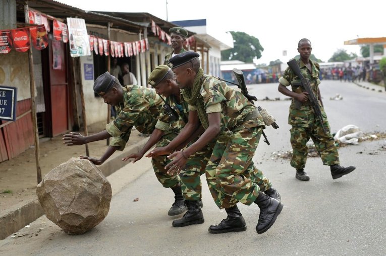 Солдаты приводят в порядок территорию возле КПП в Бурундии