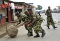 Солдаты приводят в порядок территорию возле КПП в Бурундии