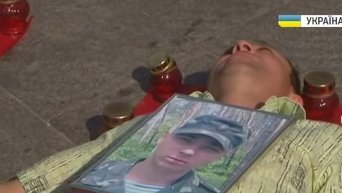 Родственники погибших в катастрофе Ил-76 провели акцию протеста в Киеве. Видео