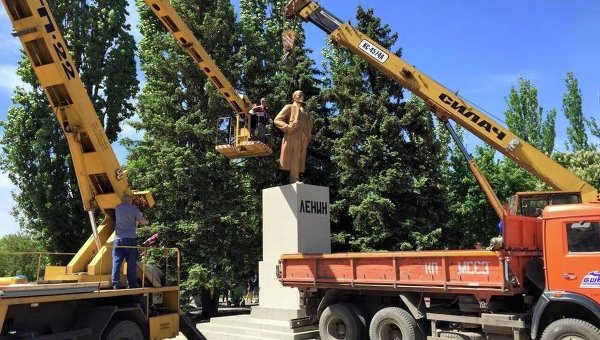 Снос памятника Ленину в Курахово