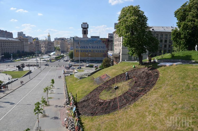 Капитальный ремонт цветочных часов на Майдане Незалежности в Киеве