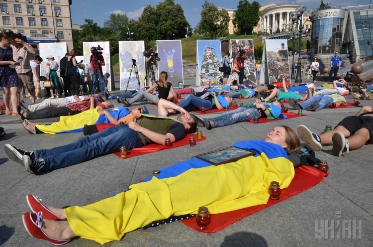 Родственники и друзья десантников, погибших во время теракта с Ил-76 в Луганской области, во время показательной акции в память о погибших на Майдане Незалежности в Киеве