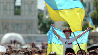 Граждане Украины на фоне государственного флага. Архивное фото