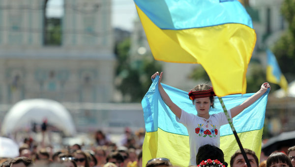 Граждане Украины на фоне государственного флага. Архивное фото