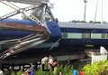В Индии с рельсов сошел пассажирский поезд. Видео