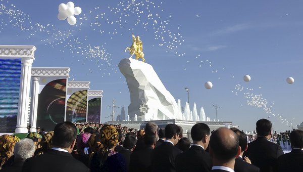 Первая статуя президента Туркменистана Гурбангулы Бердымухамедова открыта в Ашхабаде