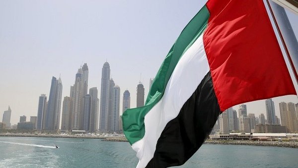 Флаг ОАЭ на борту лодки в Дубаи