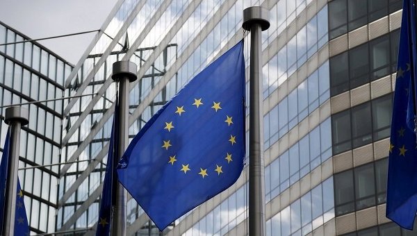 Флаг Евросоюза (ЕС) возле здания Еврокомиссии в Брюсселе, Бельгия.