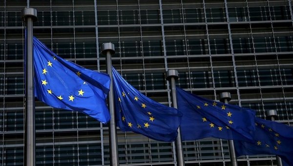 Флаги Евросоюза (ЕС) возле здания Еврокомиссии в Брюсселе, Бельгия. 13 мая 2015 г.