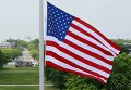 Флаг США напротив Капитолия в Вашингтоне (округ Колумбия)
