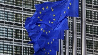Флаги Евросоюза (ЕС) возле штаб-квартиры Еврокомиссии в Брюсселе, Бельгия. 5 мая 2015 г.