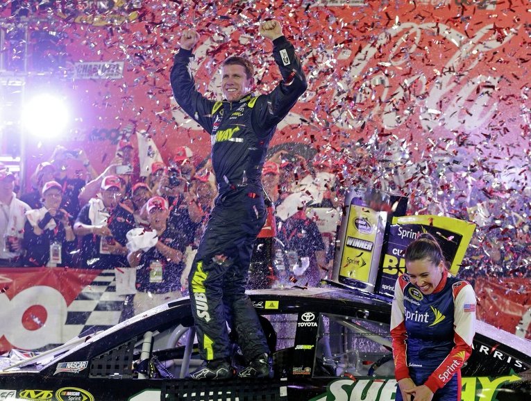 Карл Эдвардс радуется победе в NASCAR Sprint Cup в Северной Каролине.