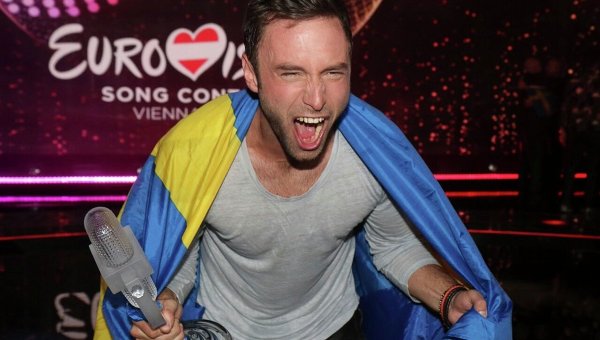 Монс Сельмерле из Швеции празднует победу в Евровидении