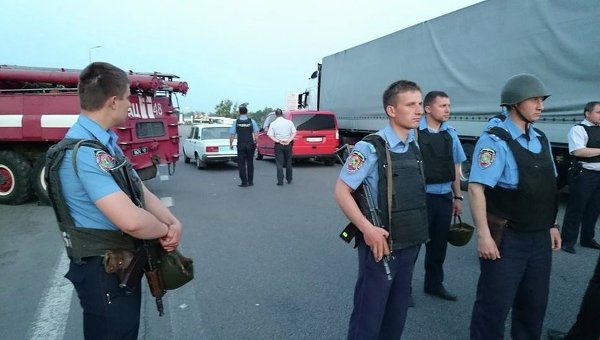Милиция во время спецоперации по освобождению заложников в Харьковской области