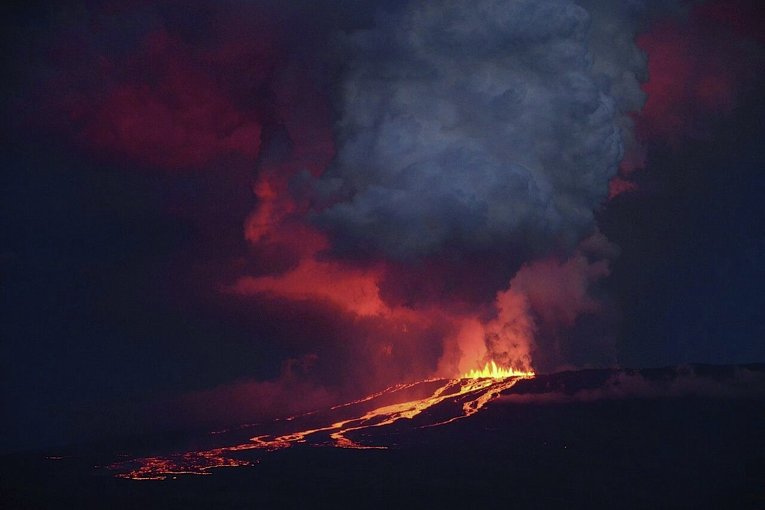 Извержение вулкана Волк на Галапогосах