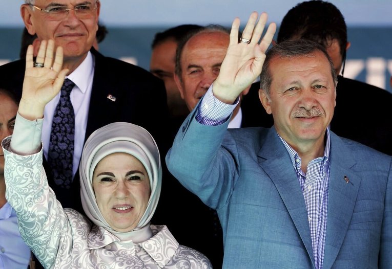 Президент Турции Тайип Эрдоган в сопровождении своей жены Эмине Эрдоган приветствует сторонников в Стамбуле