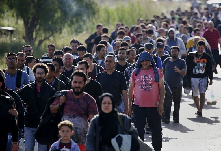 Сотни беженцев из Сирии и Афганистана пересекли Эгейское море и высадились на берегу Греции
