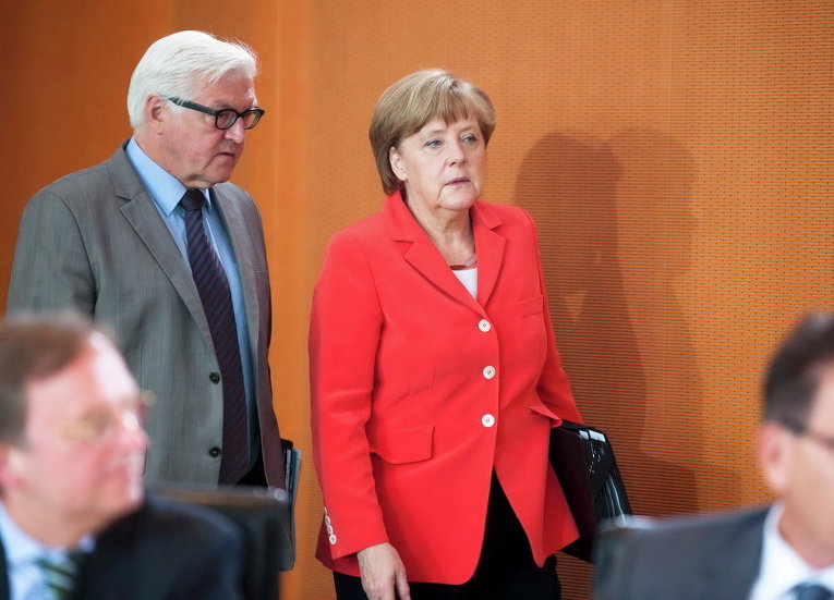 Министр иностранных дел Германии Франк-Вальтер Штайнмайер и канцлер Ангела Меркель на еженедельной встрече в канцелярии в Берлине