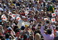 Папа Франциск приветствует людей на площади Святого Петра в Ватикане