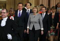 Премьер-министр Великобритании Дэвид Кэмерон с и.о. лидера Лейбористской партии Гарриет Харман во время церемония открытия парламента в Вестминстерском дворце в Лондоне.
