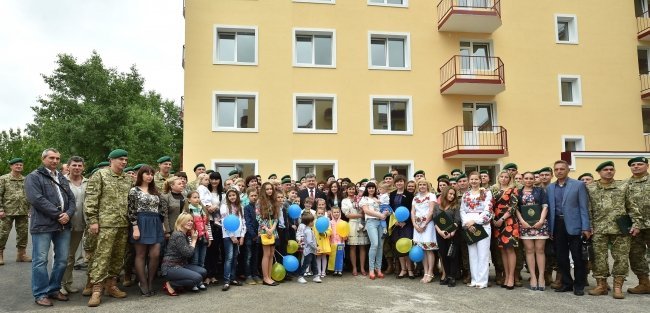 Петр Порошенко посетил мобильный пограничный отряд Госпогранслужбы в Бортничах
