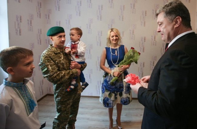 Петр Порошенко посетил мобильный пограничный отряд Госпогранслужбы в Бортничах