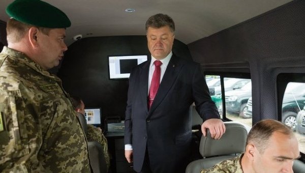 Петр Порошенко посетил мобильный пограничный отряд Госпогранслужбы в Бортничах. Архивное фото