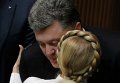 Петр Порошенко поздравляет Юлию Тимошенко с днем рождения на первой сессии Верховной Рады Украины. Архивное фото