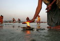 Индусы молятся в месте слияния рек Ганг, Ямуна и мифической Сарасвати, в Аллахабад, Индия