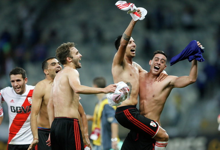 Аргентинские футболисты празднуют победу в футбольном матче против Бразилии в Белу-Оризонти, Бразилия