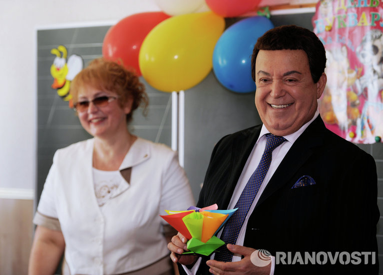 Иосиф Кобзон в Донецке во время посещения общеобразовательной школы № 47, где состоялся праздник Последний звонок.